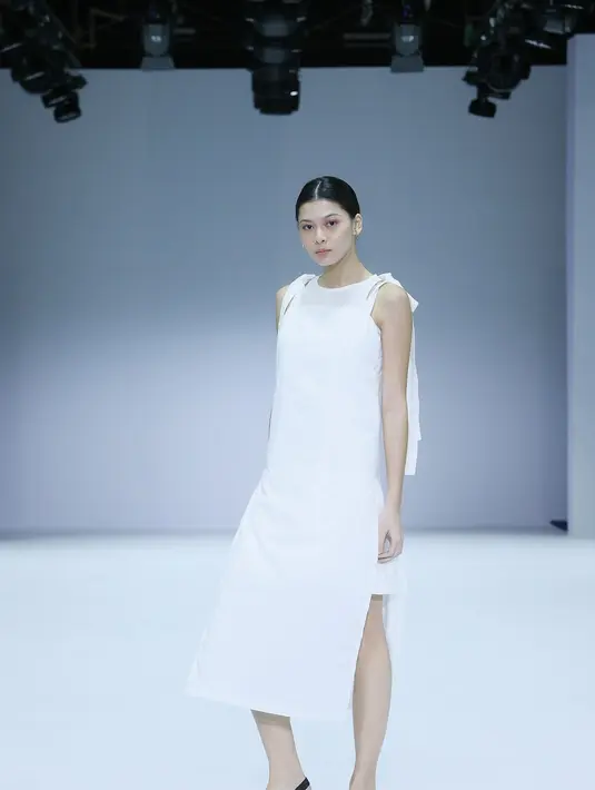 Premisnya adalah untuk tetap memberikan kenyamanan bagi siapapun yang mengenakan alas kaki dari MKS Shoes ketika berkegiatan di luar rumah. Salah satunya ia hadirkan lewat penggunaan material rug di bagian atas serta insole alas kaki rancangannya. (JFW).