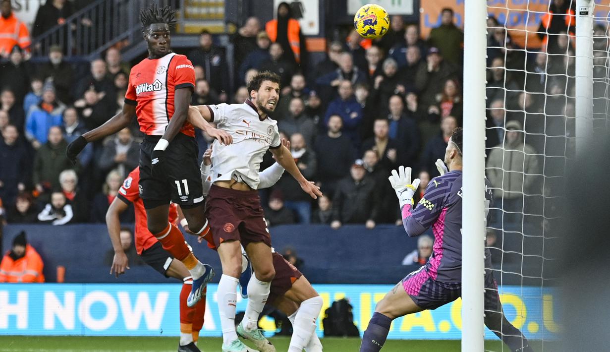 Striker asal Inggris berusia 26 tahun, Elijah Adebayo yang kini tengah menjalani musim keempat bersama Luton Town hingga kini telah mencetak 9 gol dari 23 laga di Premier League 2023/2024. Empat gol di antaranya dicetak melalui sundulan kepala dari pemain yang memiliki tinggi badan 193 cm ini. (AFP/Justin Tallis)