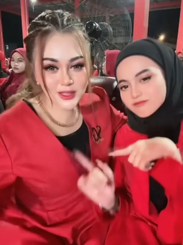 Putri Isnari Berhijab