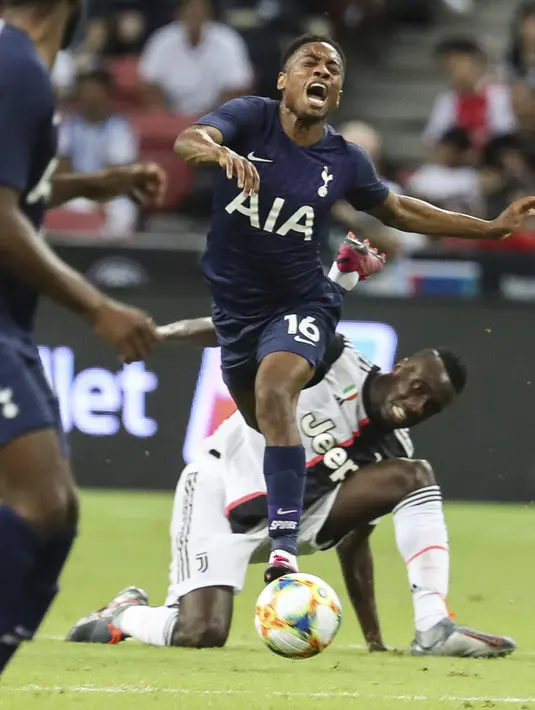 Pemain Tottenham Hotspur, Kyle Walkers-Peters saat dilanggar gelandang Juventus, Blaise Matuidi selama pertandingan International Champions Cup (ICC) 2019 di National Stadium, Singapura (21/7/2019). Tottenham menang tipis atas Juventus 3-2. (AP Photo/Danial Hakim)