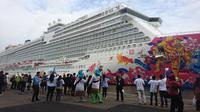 Genting Dream Cruise, kapal pesiar mewah asal Hong Kong berlabuh di Terminal Penumpang Gapura Surya Nusantara, Dermaga Jamrud Utara, Pelabuhan Tanjung Perak Surabaya, Selasa (12/12). (Liputan6.com/ Dian Kurniawan).