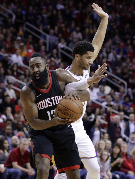 Pemain Houston Rockets, James Harden (13) dilanggar pemain Los Angeles Lakers, Josh Hart pada lanjutan NBA basketball game di Toyota Center, Houton, (31/12/2017). Rockets menang 148-142. (AP/Michael Wyke)