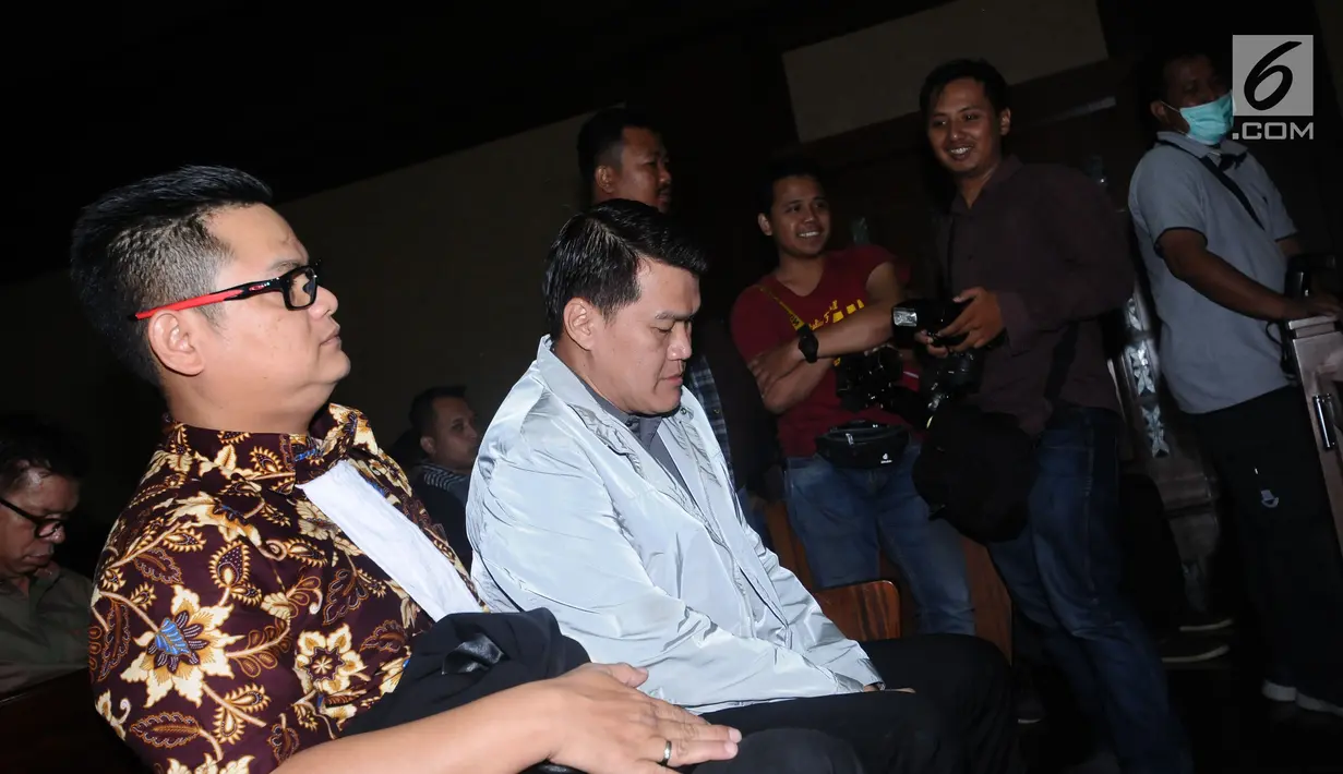 Terdakwa kasus dugaan korupsi e-KTP, Andi Agustinus alias Andi Narogong (kedua kiri) jelang sidang tuntutan di Pengadilan Tipikor, Jakarta, Kamis (7/12). Andi Narogong dituntut hukuman 8 tahun, denda 1 milyar rupiah. (Liputan6.com/Helmi Fithriansyah)