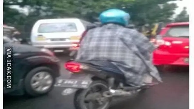 Kumpulan Potret Jas Hujan yang Bikin Kamu Jadi Pusat Perhatian (ist)