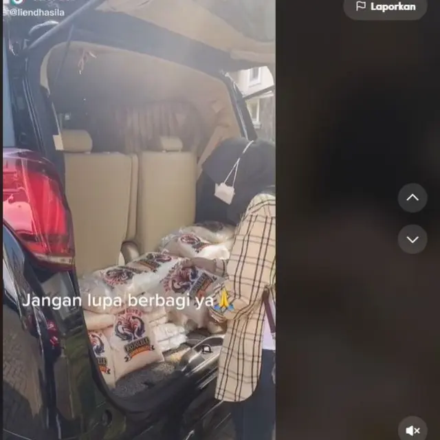 Wanita Bagikan Beras untuk Driver Ojol dan Pemulung Tiap Jumat