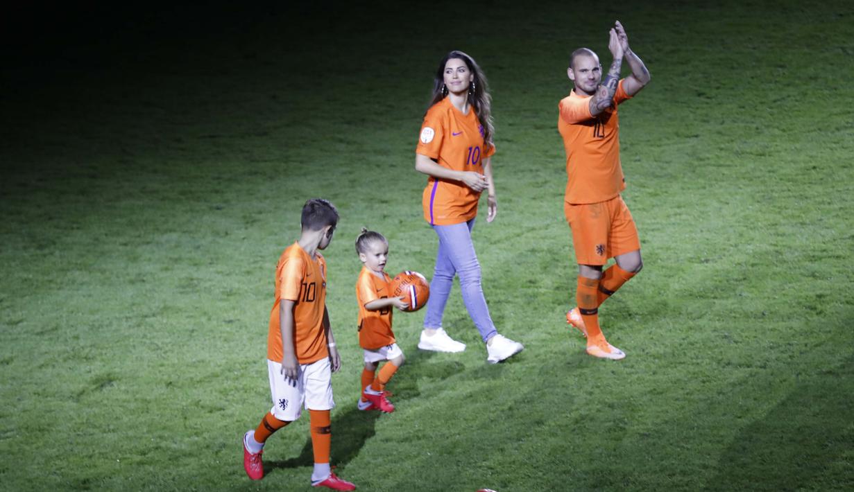 Pemain Belanda, Wesley Sneijder, bersama keluarga usai menjalani laga terakhir bersama timnas Belanda di Stadion Johan Cruijff, Amsterdam, Kamis (6/9/2018). Sneijder telah mencatatkan 134 penampilan dan menyumbang 31 gol. (AP/Peter Dejong)