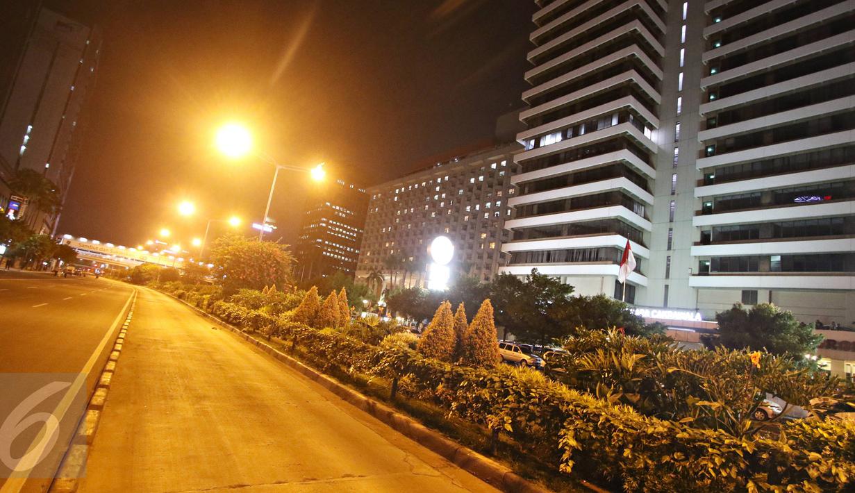 Suasana di sekitar Jalan MH Thamrin yang kembali ditutup, Jakarta, Kamis (14/1) malam. Sebuah ledakan kembali terdengar di depan Gedung Jaya, Jalan MH. Thamrin, Jakarta Pusat. (Liputan6.com/Immanuel Antonius)