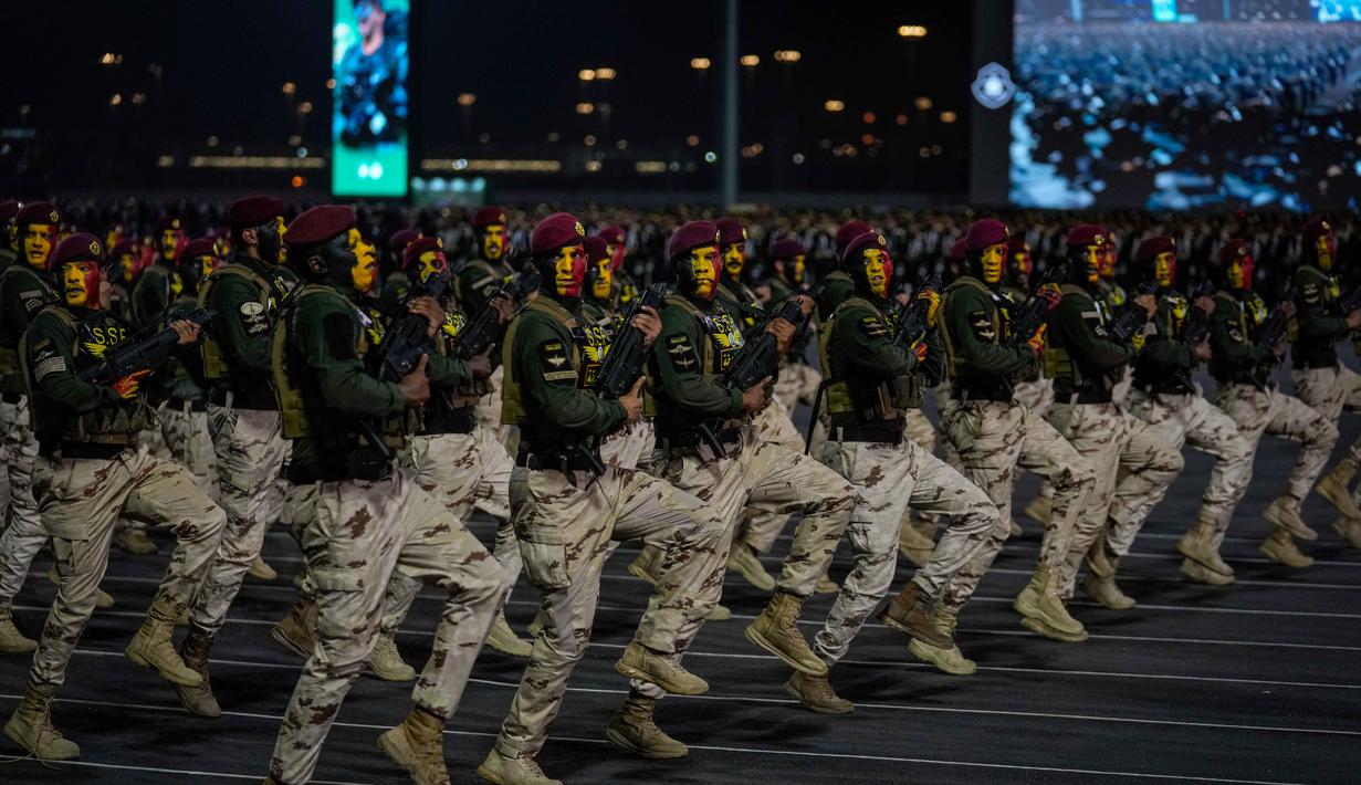 Para anggota pasukan khusus Saudi untuk Haji dan Umrah (SFHU) melakukan defile saat parade militer dalam persiapan pengamanan ibadah haji, di Mekah, Arab Saudi, Kamis 21 Mei 2026. (AP Photo/Altaf Qadri)