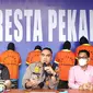 Konferensi pers penangkapan pengguna surat bebas Covid-19 palsu di Polresta Pekanbaru. (Liputan6.com/M Syukur)