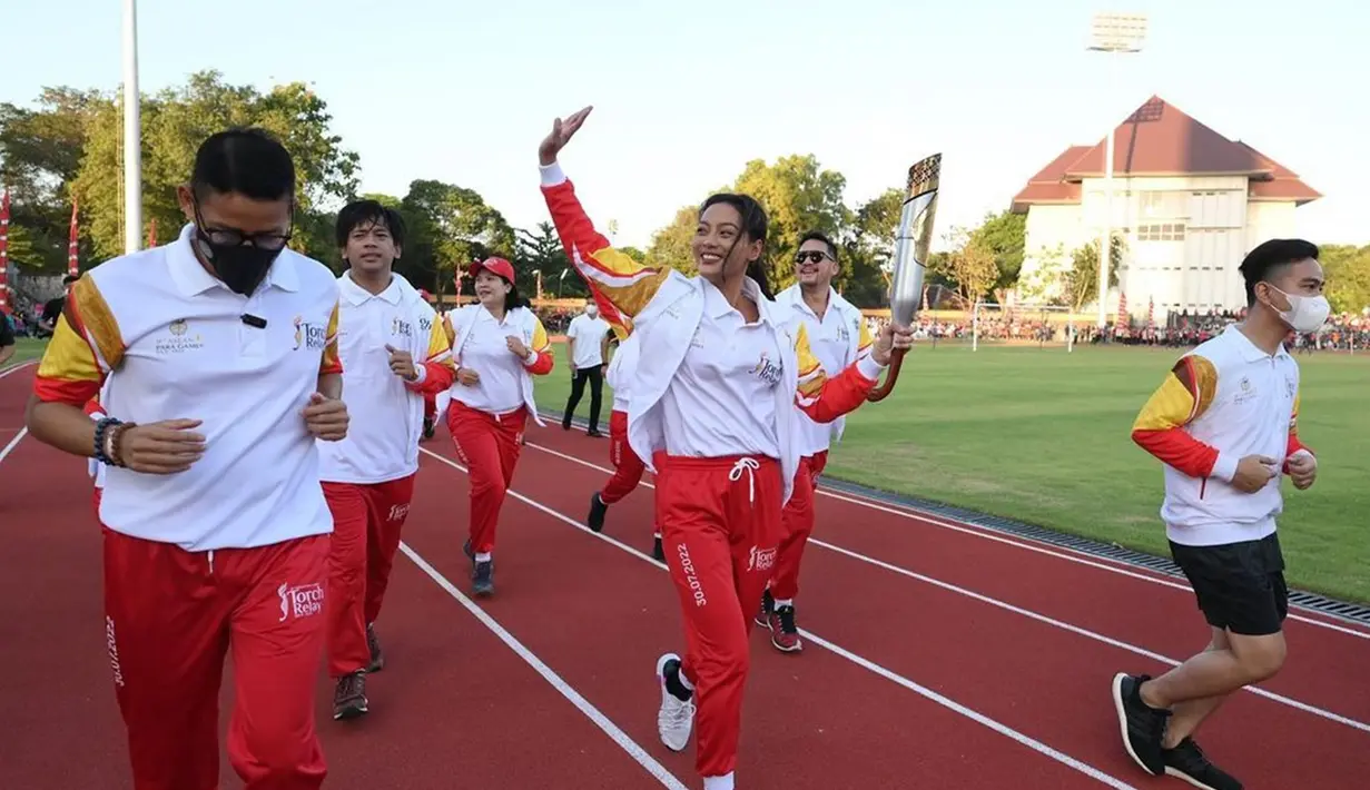 Erika menjadi wanita satu-satunya yang berada di baris paling depan bareng Sandiaga dan Gibran. Sementara di baris kedua, tampak Mario Lawalata dan Rian d’Masiv yang juga penuh energik saat berlari di garis akhir. (Liputan6.com/IG/@eri.carl)
