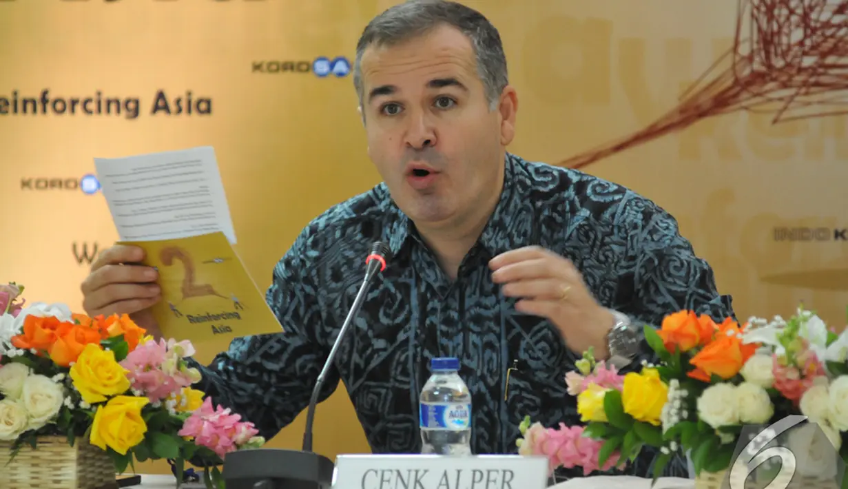 CEO Kordsa Global, Cenk Apler memberikan penjelasan saat menghadiri peresmian pabrik PT Indo Kordsa Tbk, Bogor, Selasa (6/1/2015). (Liputan6.com/Panji Diksana)