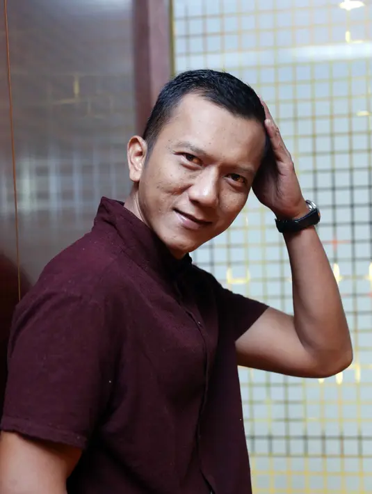 Aktor Teuku Rifnu Wikana menyayangkan pendidikan di Indonesia belum bisa merata. Ia berharap pemerintah bisa merubah sistem pendidikan yang ada. (Nurwahyunan/Bintang.com)