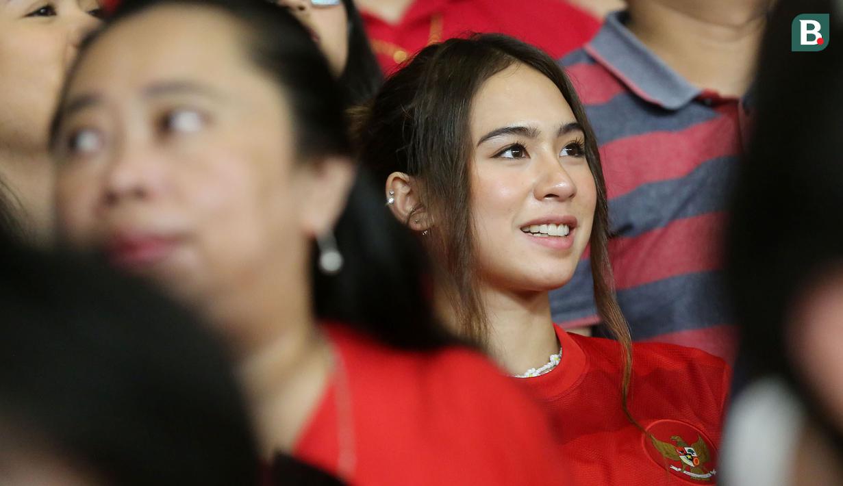 Suporter wanita saat menyaksikan laga Timnas Indonesia vs Argentina pada laga FIFA Matchday 2023 di Stadion Utama Gelora Bung Karno, Jakarta, Senin (19/6/2023). (Bola.com/Muhammad Iqbal Ichsan)