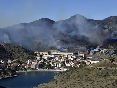Api yang dipicu oleh angin kencang di pinggiran dekat Portbou, dekat perbatasan Prancis-Spanyol pada 5 Agustus 2023. (AFP/Raymond Roig)