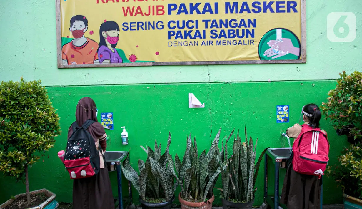 Siswa mencuci tangan setibanya pada hari pertama uji coba Pembelajaran Tatap Muka (PTM) di SDN Kenari 08 Pagi Jakarta, Rabu (7/4/2021). Skema yang akan diterapkan adalah pembelajaran tatap muka secara bergantian di dalam ruangan maksimum 50 persen dari kapasitas ruangan. (Liputan6.com/Faizal Fanani)