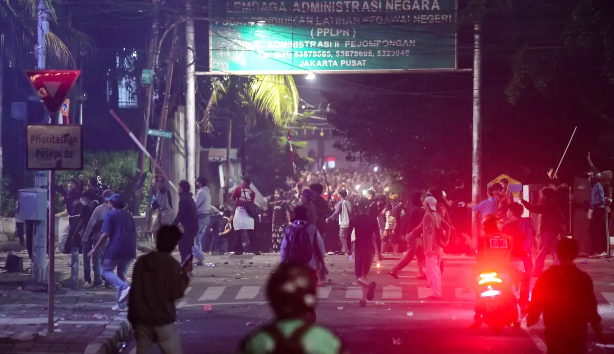 Usai aksi unjuk rasa mahasiswa di depan gedung Majelis Permusyawaratan Rakyat (MPR), Dewan Perwakilan Rakyat (DPR) dan Dewan Perwakilan Daerah (DPD), Jakarta, Kamis (28/8/2025) dibubarkan, sekelompok massa terlibat bentrok dengan aparat keamanan. (merdeka.com/Arie Basuki)