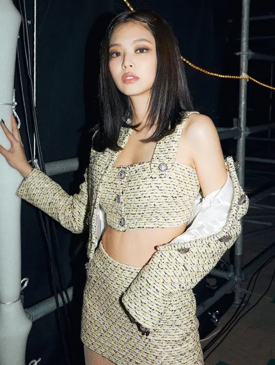 Tak selalu warna dominan, Jennie juga tampil memikat dengan earthy tone outfit. [Via Koreaboo]