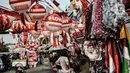 Pengunjung memilih pernak-pernik Hari Kemerdekaan di Pasar Jatinegara, Jakarta, Minggu (2/8/2020). Menjelang perayaan HUT ke-75 Republik Indonesia, Pasar Jatinegara mulai dipadati warga yang ingin mencari beragam pernak-pernik hiasan kemerdekaan. (merdeka.com/Iqbal Nugroho)