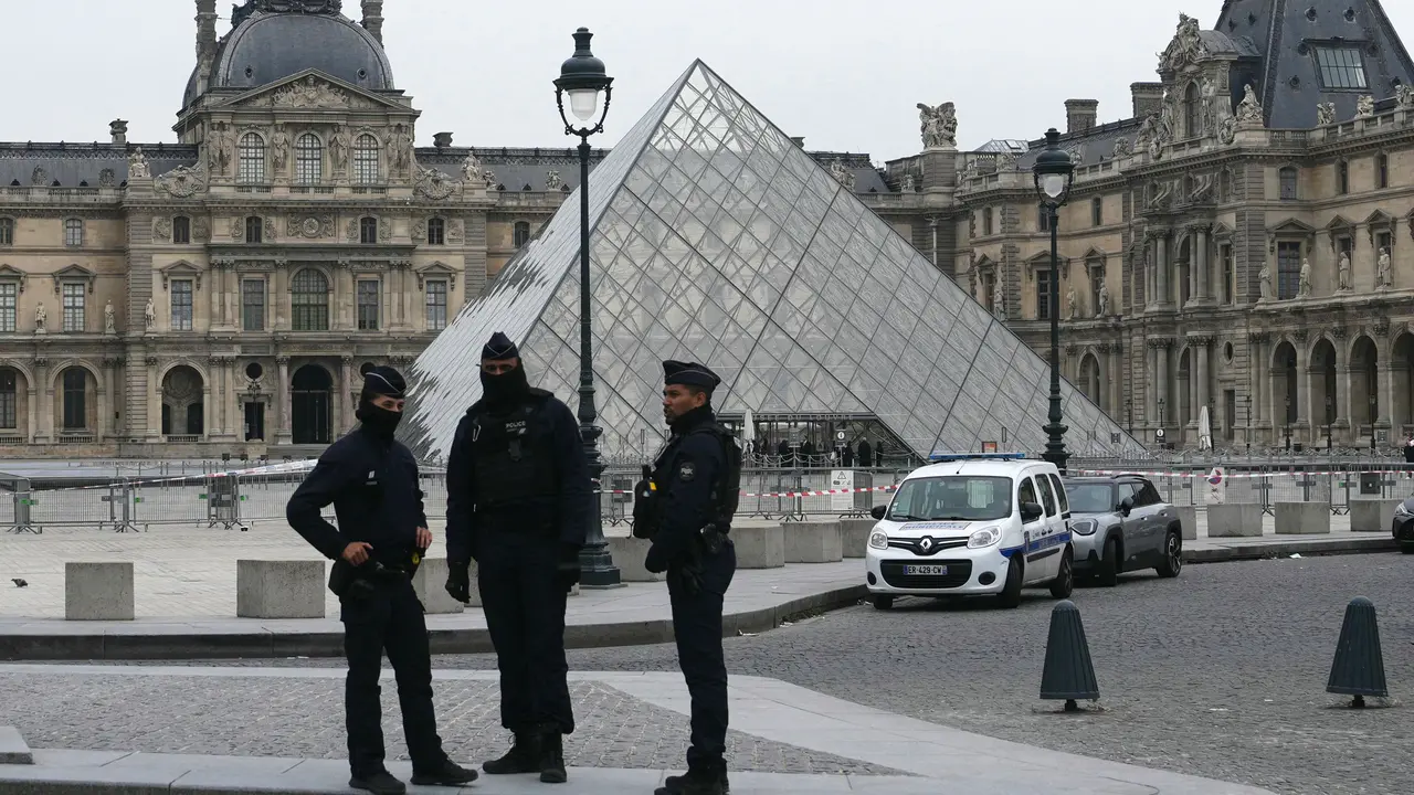 Polisi berjaga di depan Museum Louvre, Paris Prancis. (Dimitar DILKOFF / AFP)