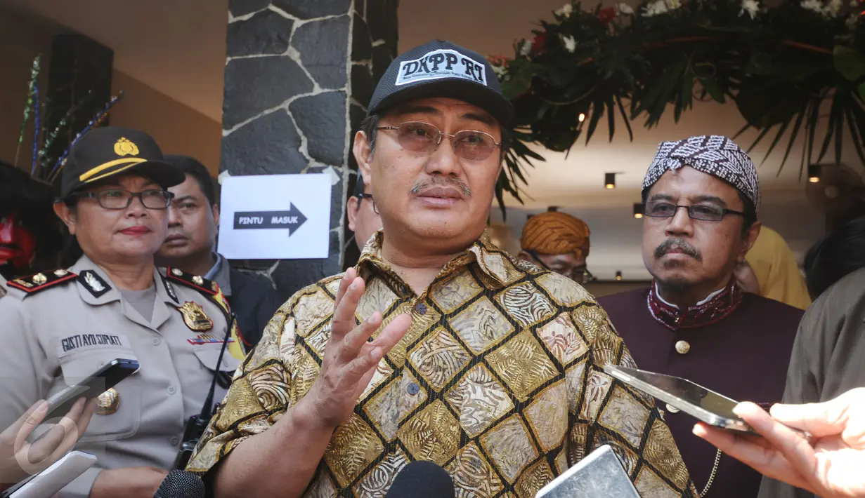 Ketua DKPP, Jimly Asshiddiqie memberikan keterangan usai meninjau proses Pilkada di Kota Depok, Jawa Barat,  Rabu (9/12/2015). Jimly mengecek langsung pelaksanaan Pilkada di sejumlah TPS Kota Depok. (Liputan6.com/Helmi Fithriansyah)