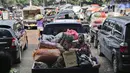 Aktivitas bongkar muat sayur dan buah-buahan di Pasar Induk Kramat Jati, Jakarta Timur, Minggu (12/4/2020). Kegiatan di pasar tersebut berjalan normal selama pandemi COVID-19, namun penjual dan pekerja masih terlihat belum mengenakan masker. (Liputan6.com/Johan Tallo)