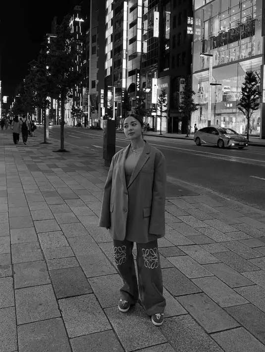 Tak perlu takut bermain-main dengan siluet kebesaran bagi pemilik tubuh petite. Lihat bagaimana Nikita Willy disini memadukan oversized blazernya dengan celana yang juga lebar dan tetap terlihat chic. Foto: Instagram.