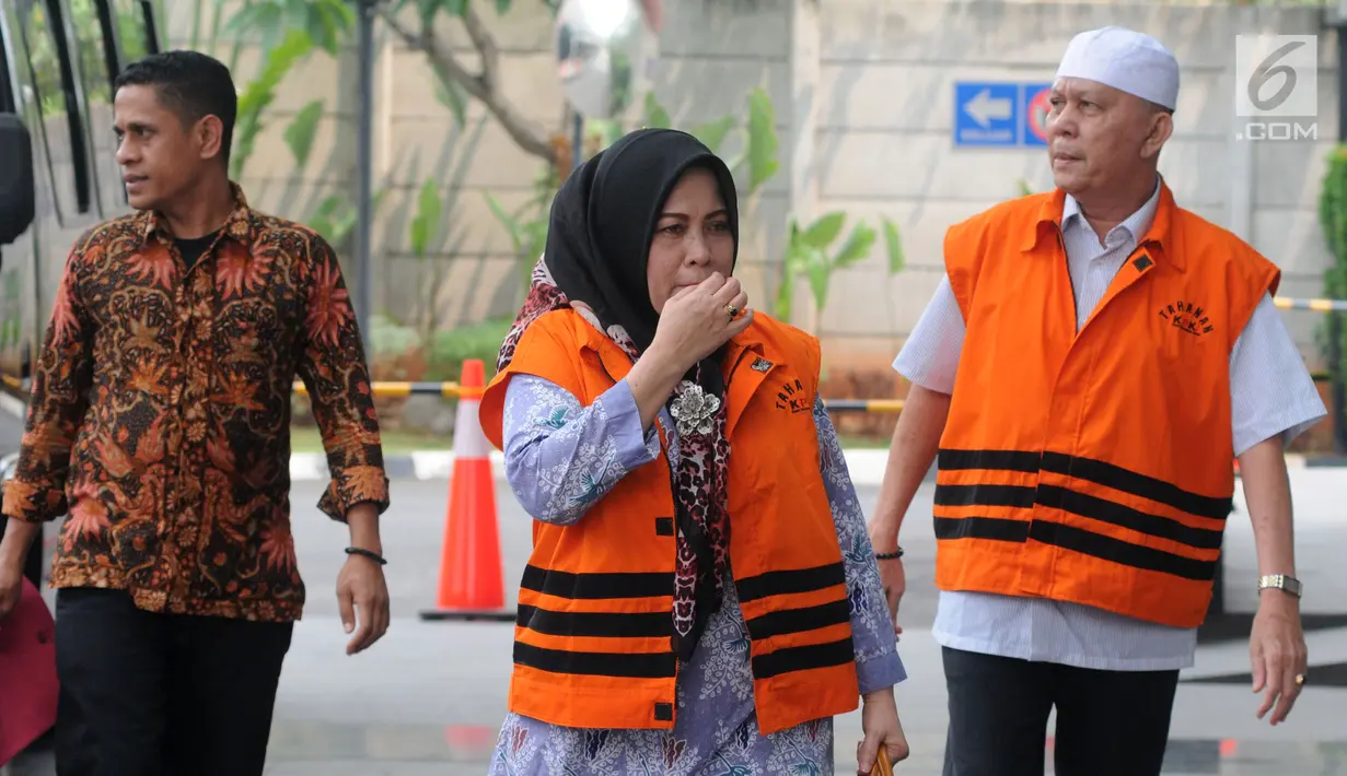 Tersangka mantan anggota DPRD Sumut  Tiaisah Ritonga (tengah) dan Rizal Sirait (kanan) tiba di Gedung KPK, Jakarta, Jumat (26/10). Tiaisah dan Rizal akan menandatangani perpanjangan penahanan terkait dugaan suap. (Merdeka.com/Dwi Narwoko)