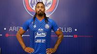 Penyerang baru Arema FC, Carlos Fortes sudah diperkenalkan ke publik di Malang, Senin (12/7/2021). (Bola.com/Iwan Setiawan)