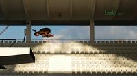 Gaya  salto atlet loncat indah putri Indonesia pada sesi latihan di Aquatic Center, Senayan, Jakarta, Kamis (15/3/2018). Latihan tersebut merupakan persiapan menuju Asian Games 2018. (Bola.com/Nick Hanoatubun)