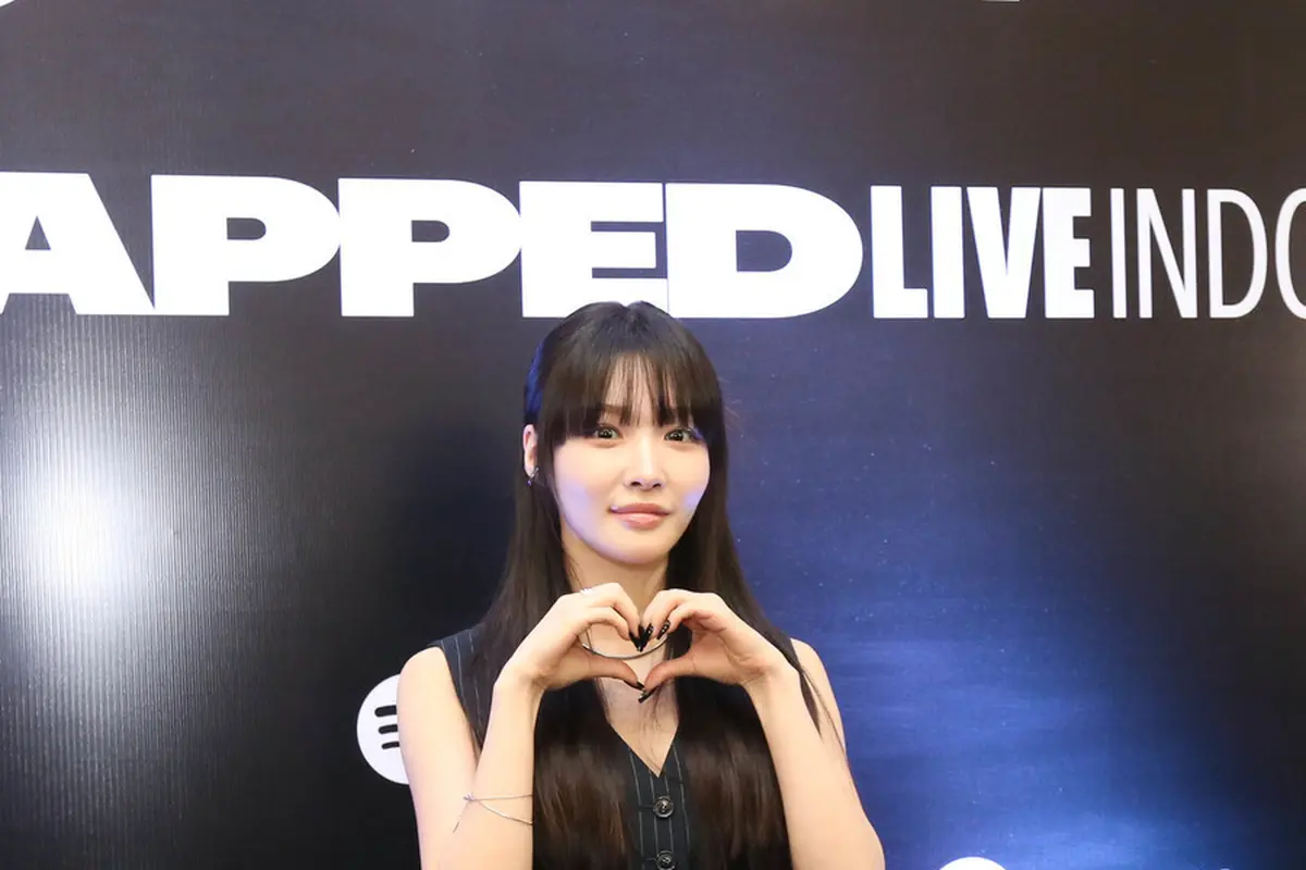 6 Potret Menawan Chung Ha Tampil Semi Formal di Black Carpet Spotify Wrapped Live 2024