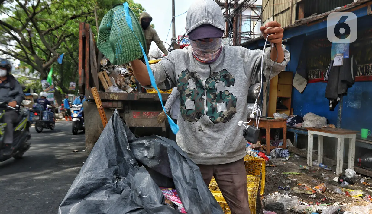Petugas kebersihan mencari barang bekas untuk di jual kembali di tempat pembungan sementara di kawasan Petir, Kota Tangerang, Banten, Kamis (20/7/2023). (Liputan6.com/Angga Yuniar)