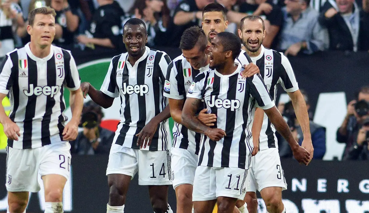 Gelandang Juventus, Douglas Costa (depan melakukan selebrasi usai mencetak gol ke gawang Lazio pada lanjutan Liga Serie A Italia di Stadion Allianz di Turin, (14/10). Juventus kalah 2-1 atas Lazio. (Alessandro Di Marco / ANSA via AP)