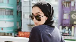 Sivia Azizah identik dengan gaya boyish-nya. Gaya boyish hijab ini sangat cocok sekali dengan Sivia. (Liputan6.com/IG/@siviazizah)