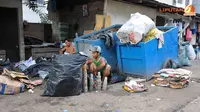 Pemulung, pengamen dan pengumpul barang bekas tetangga Ibu Romlah. (Liputan6.com/Abdul aziz Prastowo)
