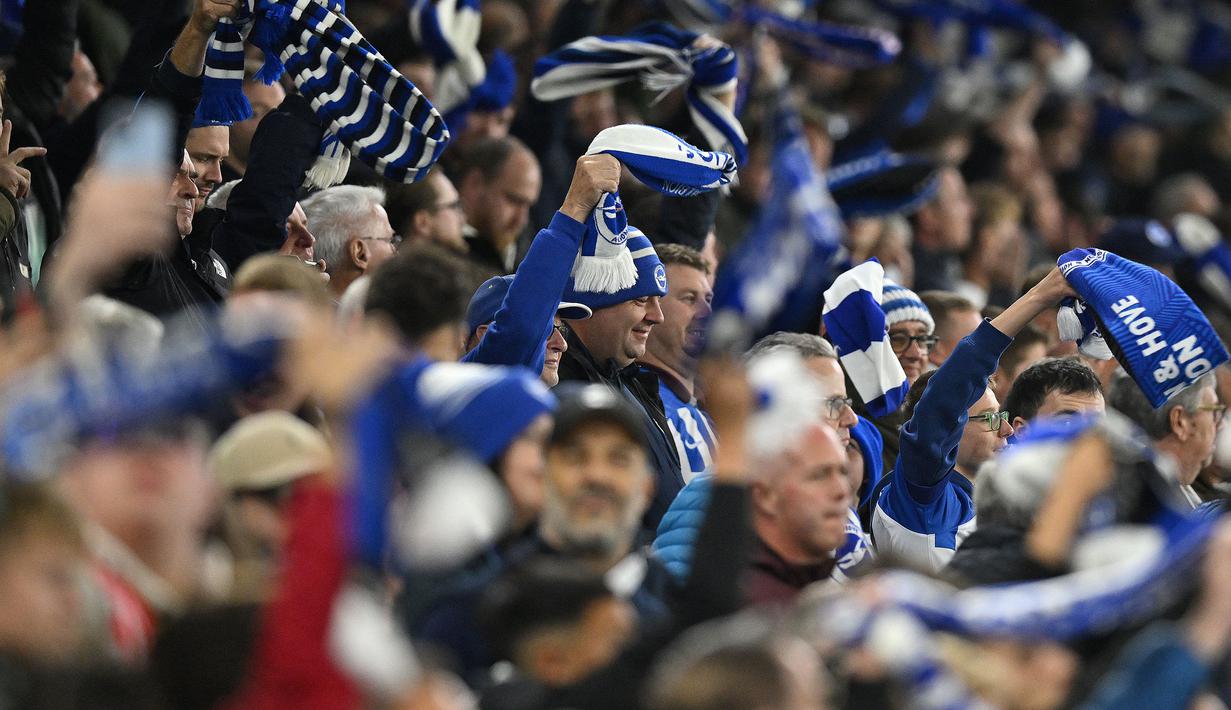 Para suporter Brighton memberikan dukungan untuk klubnya pada laga Grup B Liga Europa 2023/2024 melawan Ajax Amsterdam di American Express Community Stadium, Brighton, Inggris, Jumat (27/10/2023) dini hari WIB. (AFP/Glyn Kirk)