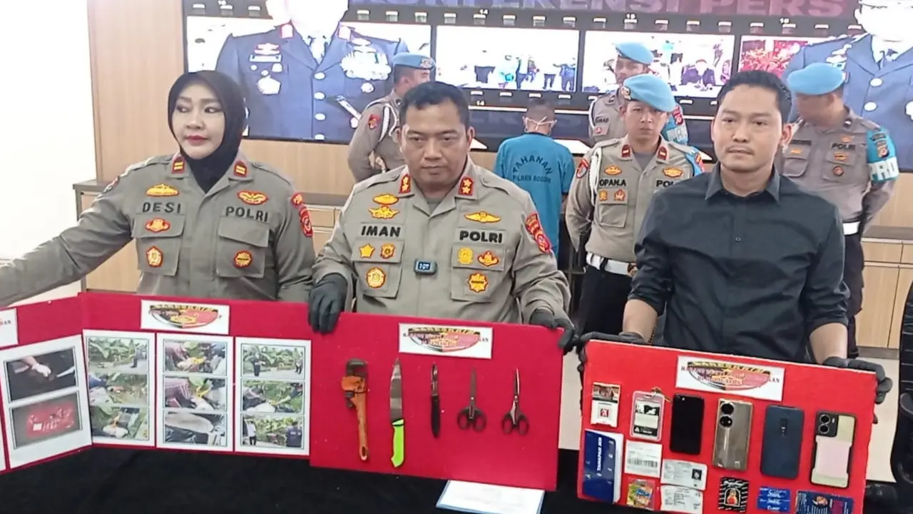 Barang bukti kasus mutilasi yang jasadnya dimasukkan dalam koper merah di Kampung Baru, Desa Singabangsa, Kecamatan Tenjo, Kabupaten Bogor. (Achmad Sudarno)
