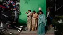 Warga India hendak berpose dengan kardus bergambar calon presiden AS di India, Rabu (9/11). (AP Photo / Saurabh Das)