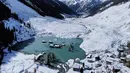 Pemandangan udara menunjukkan Desa Blatten yang sebagian terendam banjir setelah hujan salju baru-baru ini, lima bulan setelah tanah longsor menghancurkan desa tersebut, Blatten, Swiss, pada Selasa 28 Oktober 2025. Lima bulan setelah terkubur longsoran es, Desa Blatten di Swiss, perlahan muncul kembali dari timbunan puing-puing, dan lumpur yang diakibatkan oleh keruntuhan gletser. (AP Photo/Michael Probst)