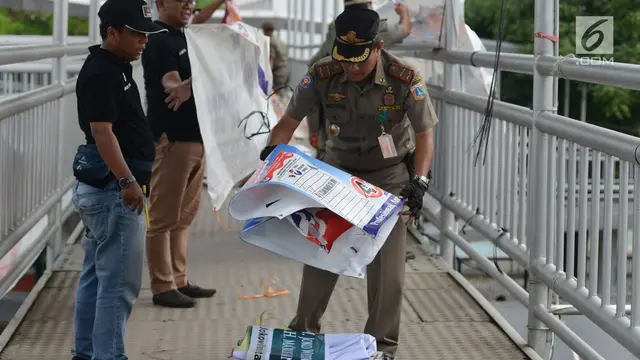 Panwaslu bersama Satpol PP Tertibkan APK Pemilu 2019