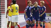 Yuika Sugasawa (15), Yuki Ogimi (17) dan Asuna Tanaka (14) merayakan gol Ogimi melawan Ekuador pertandingan Piala Dunia Wanita di Winnipeg, Manitoba, Kanada, Selasa, 16 Juni 2015. (John Woods / The Canadian Press via AP)