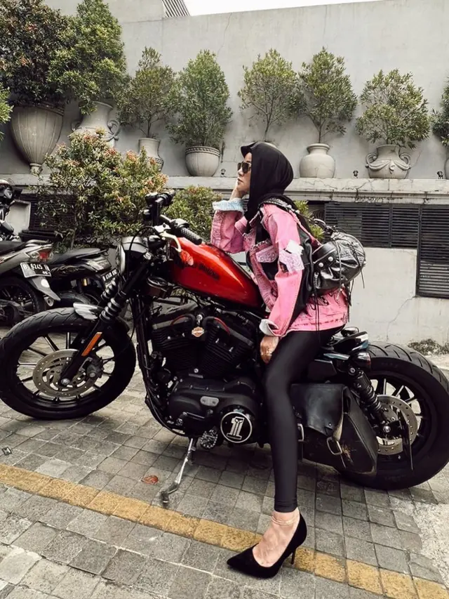 6 Potret Gaya Seleb Wanita saat Naik Moge, Olla Ramlan Curi Perhatian