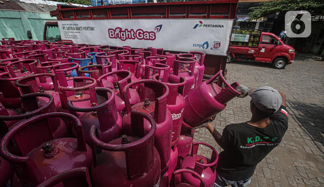 Pekerja menata tabung gas elpiji di salah satu agen di Rawasari, Jakarta, Selasa (12/7/2022). Ditengah kenaikan harga gas LPG nonsubsidi seperti Bright Gas dan tabung elpiji 12 kg, Manajemen PT Pertamina Patra Niaga memastikan harga untuk LPG subsidi 3 kg tidak mengalami kenaikan atau tetap. (Liputan6.com/Faizal Fanani)