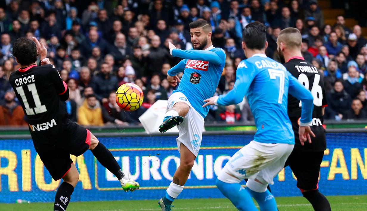 Pemain Napoli, Lorenzo Insigne, saat mencetak gol kedua Napoli ke gawang Empoli pada lanjutan Serie A Italia di Stadion San Paolo, Minggu (31/1/2016) malam WIB. (AFP/Carlo Hermann)