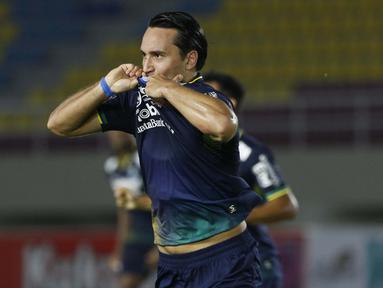 Selebrasi pemain Persib Bandung, Ezra Walian usai mencetak gol penyeimbang 1-1 ke gawang PS Sleman dalam laga leg kedua semifinal Piala Menpora 2021 di Stadion Manahan, Solo, Senin (19/4/2021). Persib bermain imbang 1-1 dengan PS Sleman. (Bola.com/Ikhwan Yanuar)