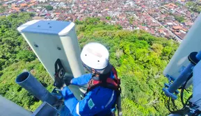 Teknisi XLSmart sedang melakukan pengecekan di salah satu perangkat BTS yang berada di Dsn. Luhur, Kab. Karangasem, Bali. Credit: XLSmart