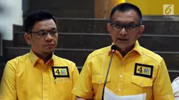 Sekjen Partai Golkar Lodewijk Friedrich Paulus memberikan keterangan pers terkait Kader Partai Golkar yang mendeklarasikan dukungan Partai Golkar kepada Pencapresan Prabowo-Sandiaga Uno, Jakarta, Rabu (3/10). (Liputan6.com/Johan Tallo)