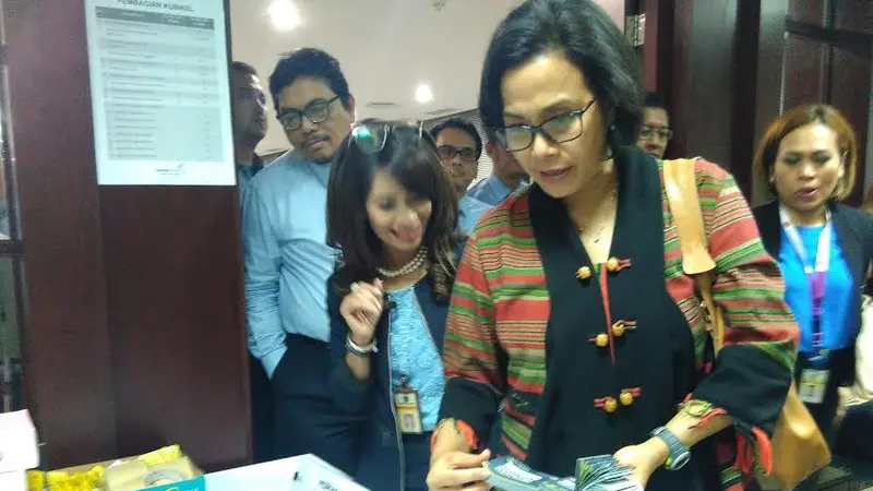 Menkeu Sri Mulyani melakukan inspeksi mendadak ke kantor pusat Direktorat Jenderal Pajak (DJP) Kementerian Keuangan untuk memantau perkembangan program pengampunan pajak (tax amnesty). (Liputan6.com/Fiki Ariyanti)