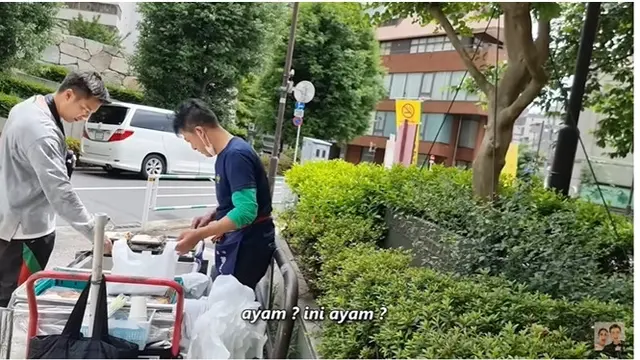 7 Potret Baim Wong Bagi-Bagi Makanan di Jepang, Curi Perhatian