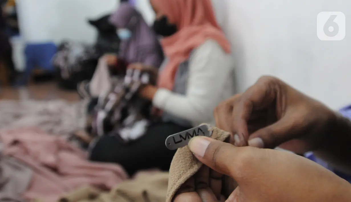 Pekerja menyelesaikan proses produksi di home industri busana muslim Albarizk UMMA di kawasan Beji, Depok, Selasa (12/4/2022). Sekitar 6000 potong jilbab dan busana muslim diproduki dalam satu minggu dengan harga mulai dari 120ribu hingg 750ribu. (merdeka.com/Arie Basuki)