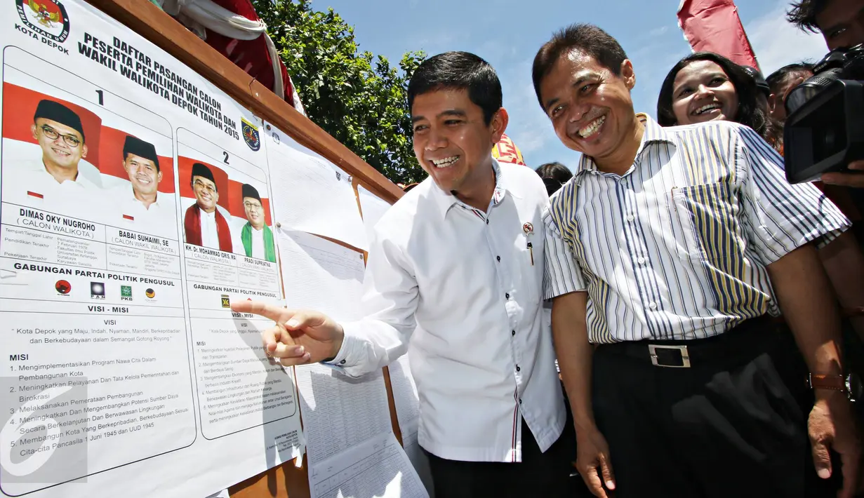 Menteri Pendayagunaan Aparatur Negara dan Reformasi Birokrasi Yuddy Chrisnandi (kiri) bersama Walikota Depok Nur Mahmudi Ismail memantau TPS Kampung Pilkada RW 03 di Depok, Jawa Barat, Rabu (9/12). (Liputan6.com/Immanuel Antonius)
